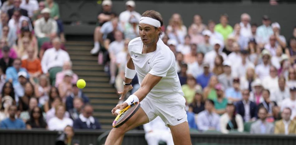El español Rafael Nadal regresa un tiro de Taylor Fritz en partido de Wimbledon, en Londres.