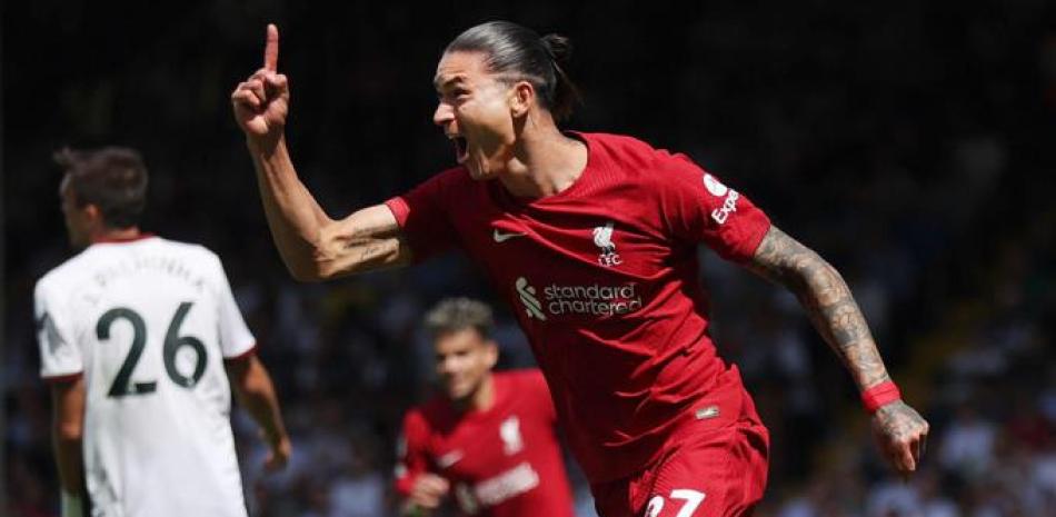 Darwin Núñez festeja luego de anotar su gol en el empate del Liverpool