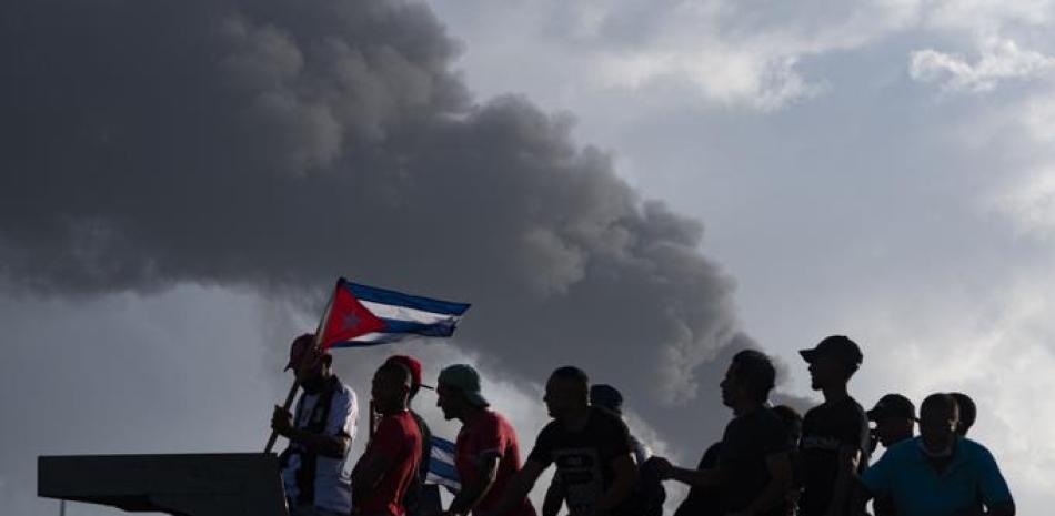 Incendio en dos tanques de combustible de la zona industrial de Matanzas, Cuba. Foto AFP.