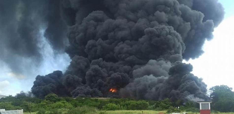 Incendio en Matanzas, Cuba. Foto: EFE.