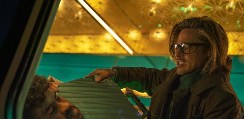 En esta imagen proporcionada por Sony Pictures, Bad Bunny, izquierda, y Brad Pitt en una escena de “Bullet Train". (Scott Garfield/Sony Pictures via AP).