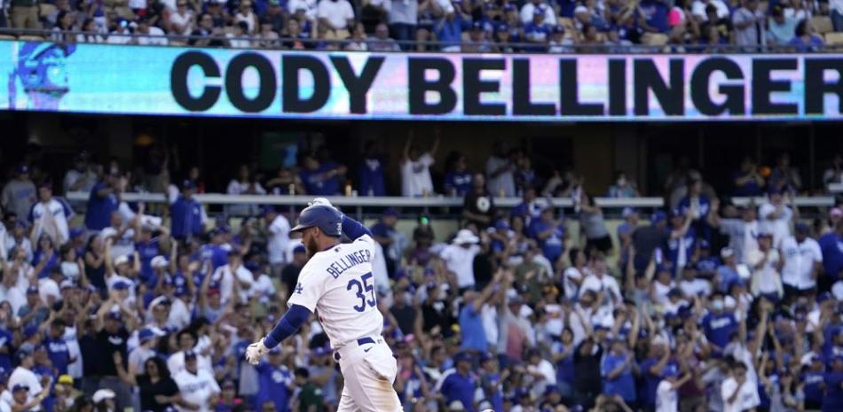 Cody Bellinger, de los Dodgers de Los Ángeles, recorre las bases tras pegar un jonrón ante los Padres de San Diego.