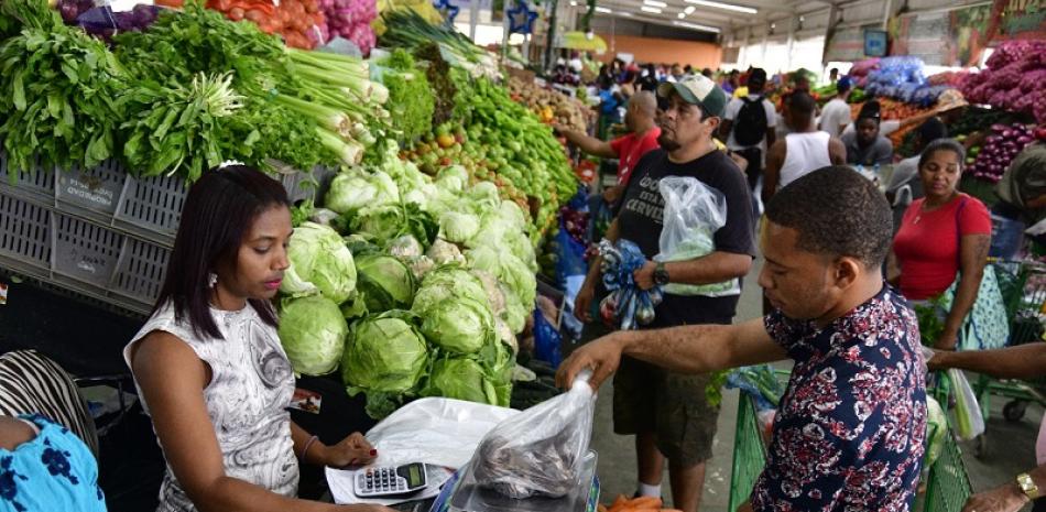 Ciudadanos que realizaban compras comentaron cómo se sienten respecto al alza de precios de los alimentos.