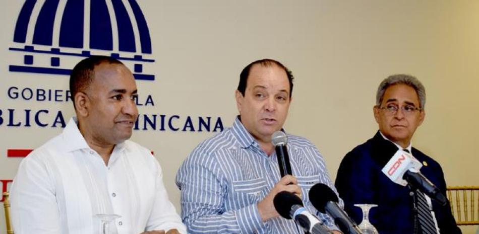 El viceministro de Deportes, Franklin De la Mota, al centro, David Pichardo, a su derecha, y Rubén García, a la izquierda.