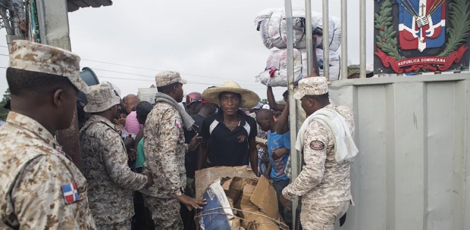 Fuerzas militares dominicanas vigilan y controlan el movimiento de haitianos a través del paso de un enclave en la línea fronteriza. /ARCHIVO LISTIN