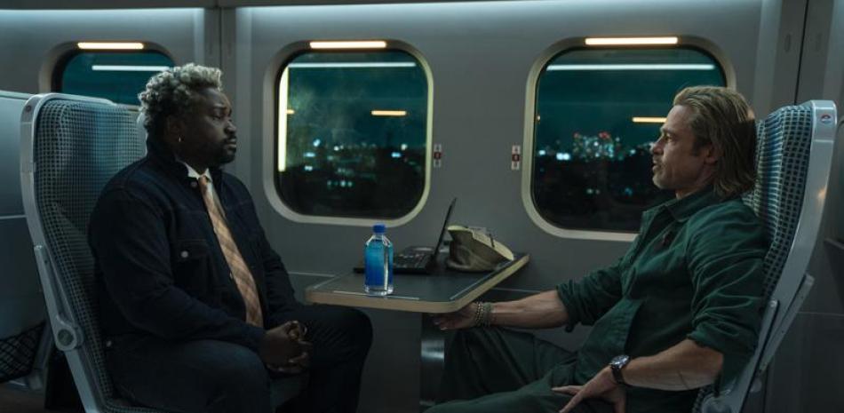 En esta imagen proporcionada por Sony Pictures, Bryan Tyree Henry, izquierda, y Brad Pitt en una escena de “Bullet Train". (Foto: Scott Garfield/Sony Pictures via AP).