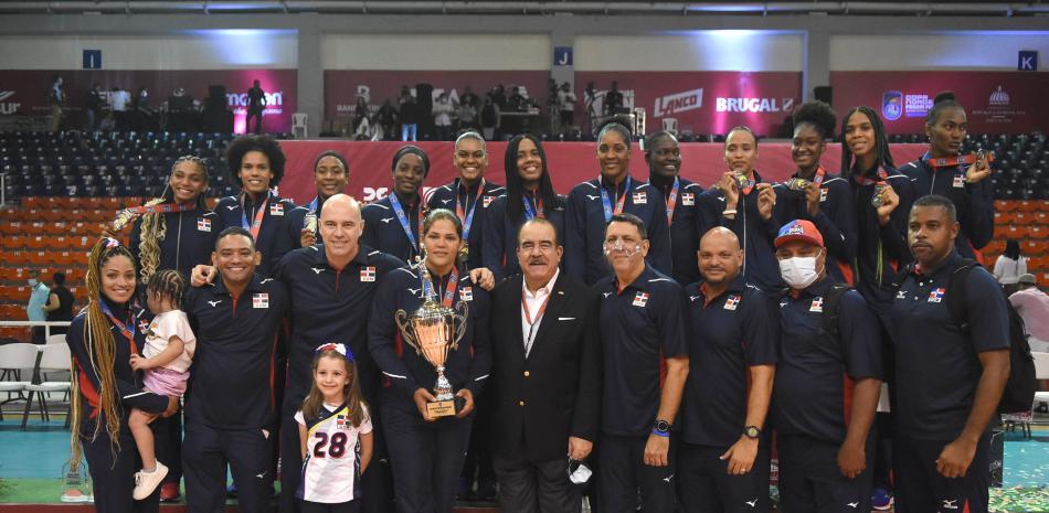 Momento en el cual las Reinas del Caribe reciben su trofeo de campeón de la pasada Copa Panamericana 2021 donde ganaron de manera invicta en el Palacio de Voleibol.