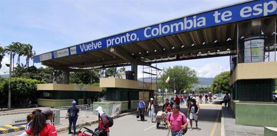 Personas cruzan frente a las oficinas de la Dirección de Impuestos y Aduanas Nacionales (DIAN), el 9 de agosto de 2022, en el puente internacional Simón Bolívar, en Cúcuta (Colombia). FOTOS: EFE