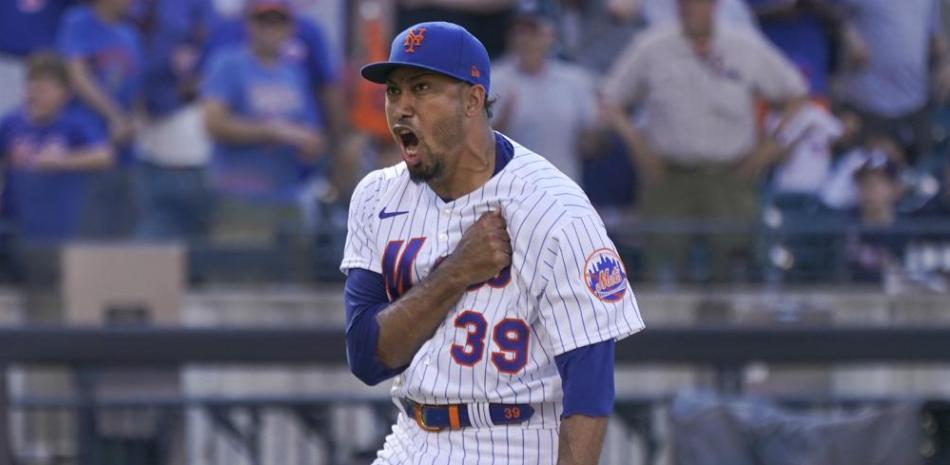 El cerrador puertorriqueño Edwin Díaz, de los Mets de Nueva York, festeja ponchar a Eddie Rosario en el juego del pasado sábado ante los Bravos de Atlanta.
