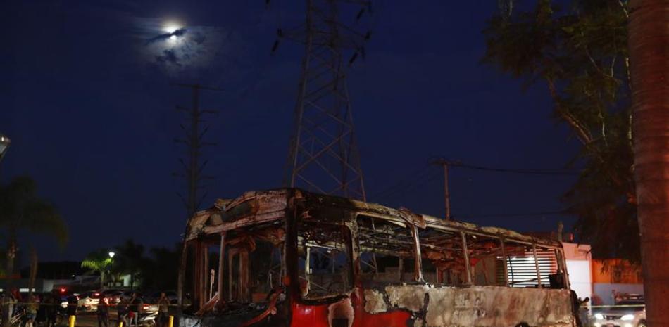 Fotografía de un autobús incendiado por presuntos criminales el 9 de agosto de 2022, en Zapopan (México). C Enrique Alfaro. EFE/Francisco Guasco