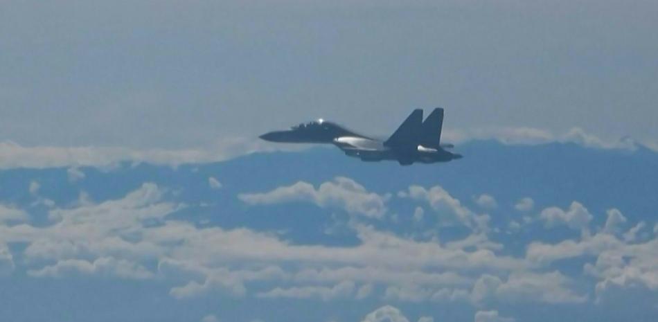Esta captura de pantalla realizada a partir de un vídeo publicado por la cadena estatal china CCTV muestra un avión militar chino volando en el marco de unos ejercicios militares cerca de Taiwán el 5 de agosto de 2022. Foto: CCTV/AFP.