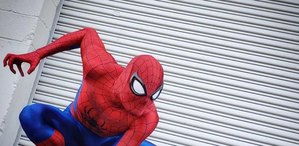En esta fotografía sin fecha, proporcionada por Tyler Scott Hoover, un hombre que se disfraza profesionalmente de Spider-Man, Hoover en el traje clásico del superhéroe de Marvel. (Foto: Tyler Scott Hoover via AP).