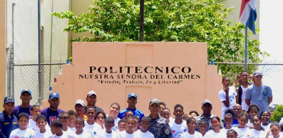 Parte de los participantes en el campamento deportivo de la Policía Nacional en los barrios Simón Bolivar y 24 de Abril.