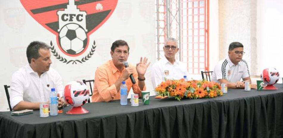 Manuel Estrella, presidente del Cibao FC junto al director técnico  de la franquicia Jorge Alfonso, durante una conferencia de prensa para anunciar el partido.