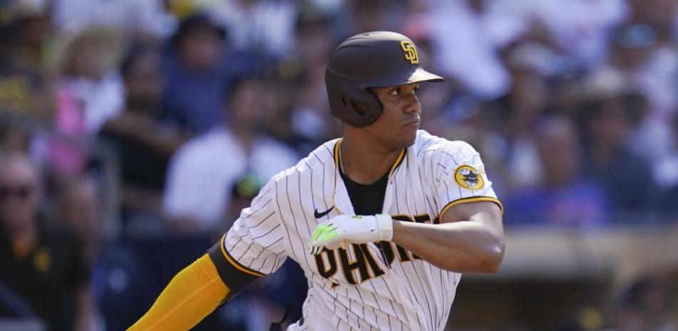 Juan Soto, de los Padres de San Diego, observa un batazo durante la séptima entrada del juego de béisbol en contra de los Gigantes de San Francisco.