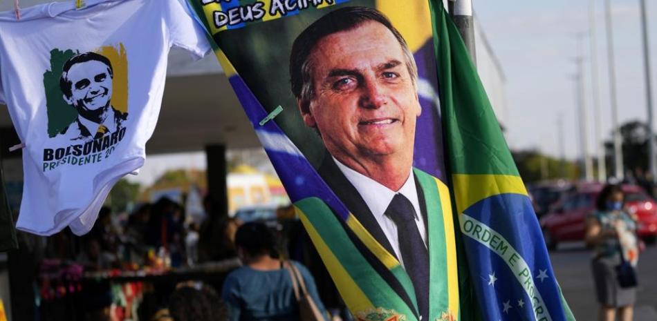 Una pancarta con la cara del presidente de Brasil, Jair Bolsonaro, que opta a la reelección, a la venta en Brasilia, Brasil, el 2 de agosto de 2022. AP