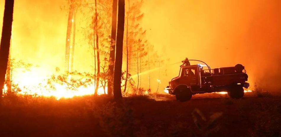 Bomberos combaten un incendio el 10 de  agosto pasado, al sur de Burdeos, en el suroeste de Francia.  AP