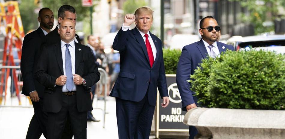 El expresidente Donald Trump gesticula mientras parte de la Torre Trump el miércoles 10 de agosto de 2022, en Nueva York. (AP Foto/Julia Nikhinson)