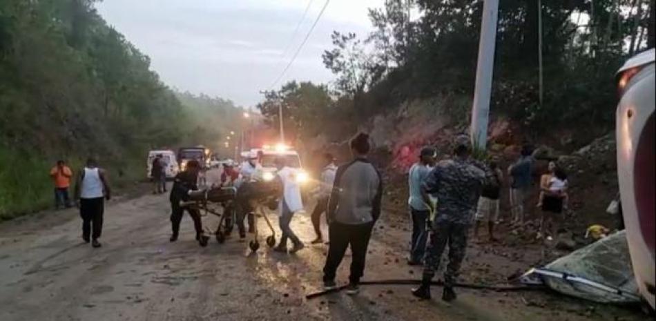 Imagen del accidente ocurrido en La Vega la mañana de este viernes. Los ocupantes del autobús se dirigía a Bávaro, La Altagracia.