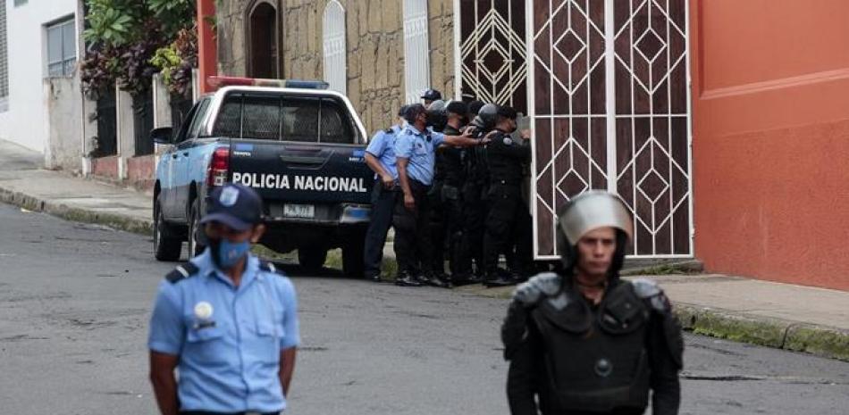 Policia nicaraguense entrando a la parroquia donde apresaron al obispo/ AFP