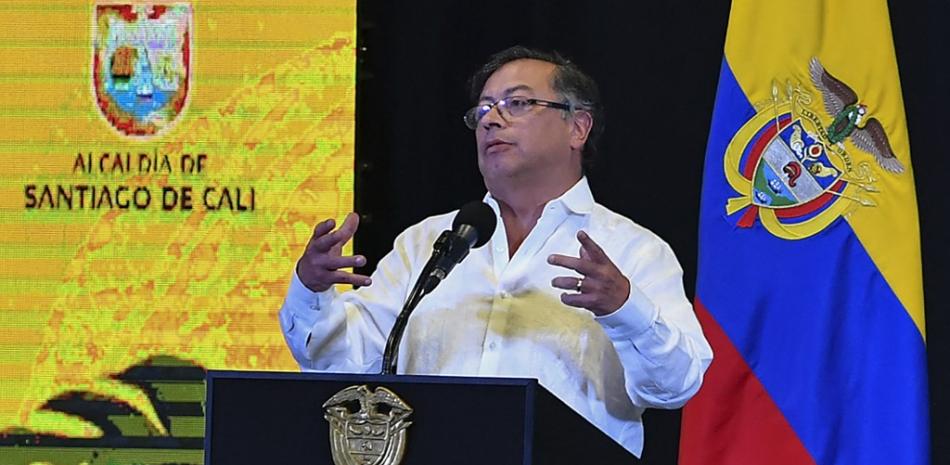 El presidente colombiano, Gustavo Petro, pronuncia un discurso durante la Primera Cumbre de Alcaldes de la región de la Costa Pacífica colombiana, en Yumbo, Colombia, el 10 de agosto de 2022. JOAQUÍN SARMIENTO / AFP