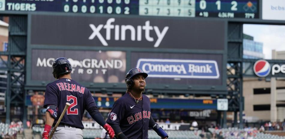 José Ramírez, de Cleveland, anota desde segundo tras un sencillo de Oscar González en el décimo inning del partido frente a los Tigres de Detroit.