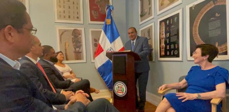 Miguel Franjul habla durante la presentación de su libro en la embajada dominicana en Washington. A la derecha, la embajadora, Sonia Guzmán.