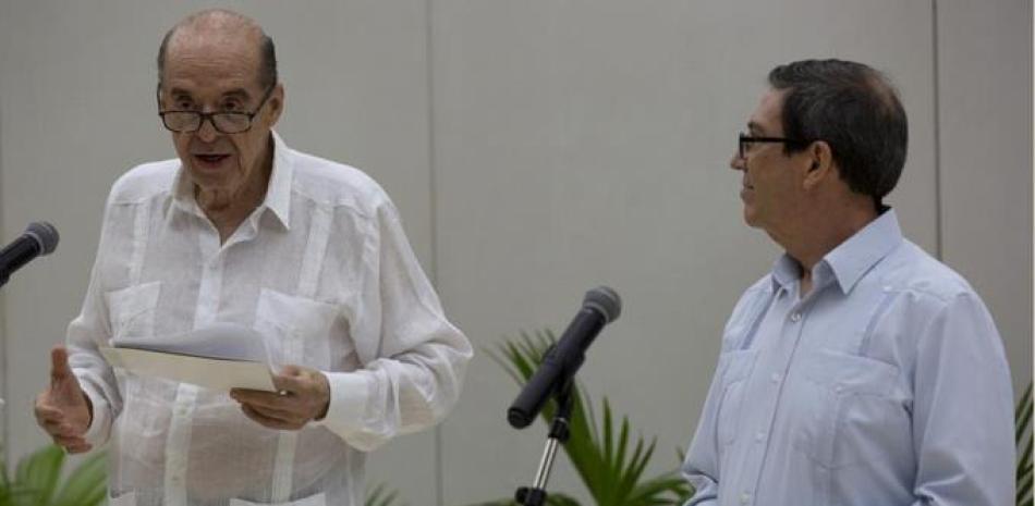 El canciller colombiano Álvaro Leyva habla junto con su contraparte cubana, Bruno Rodríguez, en La Habana, Cuba, antier. AP