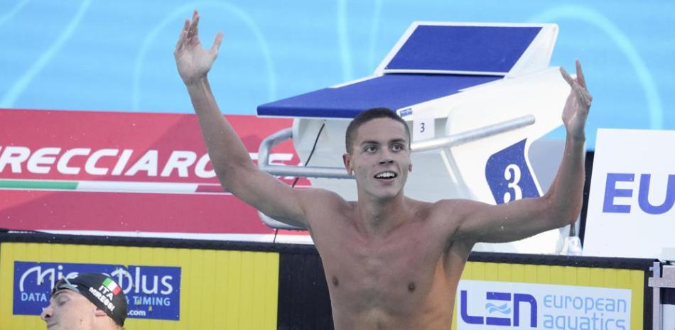 El nadador rumano David Popovici celebra tras ganar con nuevo récord del mundo los 100 metros libres en el Campeonato Europeo en Roma.