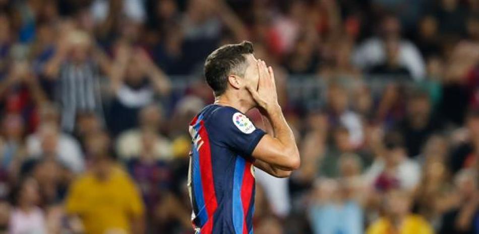 Robert Lewendowski se lamenta durante el partido correspondiente a la primera jornada de LaLiga que FC Barcelona y Rayo Vallecano en el Spotify Camp Nou, en Barcelona. Foto: Andreu Dalmau/EFE.