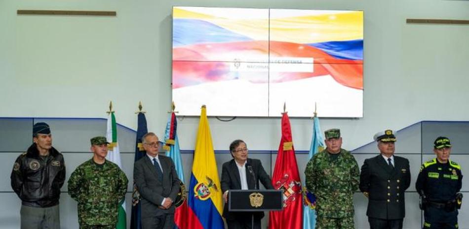 Presidente de Colombia, Gustavo Petro (C), pronunciando un discurso durante la presentación del liderazgo militar, en Bogotá el 12 de agosto de 2022 como Defensa Iván Velásquez (3-L), el Comandante de la Fuerzas Militares, el general Helder Giraldo (3-R), el Jefe del Estado Mayor Conjunto, el Vicealmirante José Amezquita (2-R), el Director de la Policía Nacional, Henry Sanabria (R), el Comandante de la Fuerza Aérea , Luis Córdoba (L), y el Comandante del Ejército Nacional, Luis Ospina (2-L), lo acompañan en el escenario. El presidente de Colombia, Gustavo Petro, quien asumió el cargo el 7 de agosto, nombró una nueva jefatura militar a la que encomendó "el aumento sustancial del respeto a los derechos humanos y las libertades civiles". Ministerio de Defensa de Colombia / AFP