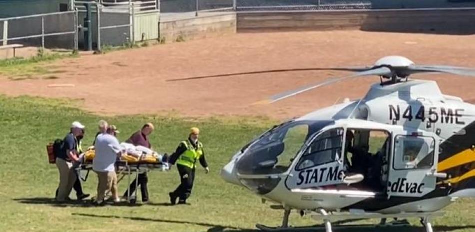 En esta captura de cuadro de un video cortesía de Horatio Gates grabado el 12 de agosto de 2022, se ve a Salman Rushdie siendo cargado en un helicóptero de evacuación médica cerca de la Institución Chautauqua luego de ser apuñalado en el cuello mientras hablaba en el escenario en Chautauqua, Nueva York. Rushdie, cuyos controvertidos escritos lo convirtieron en el blanco de una fatwa que lo obligó a esconderse, fue apuñalado en el cuello por un atacante en el escenario el viernes en el oeste del estado de Nueva York, según la Policía del Estado de Nueva York. El agredido está bajo custodia. Horacio Gates / AFP