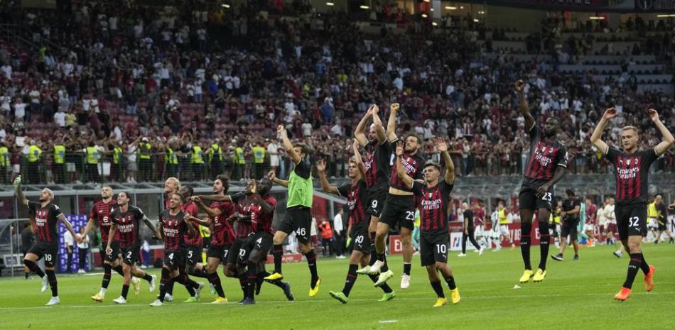 Jugadores del AC Milan celebran el triunfo en el Estadio San Siro ante el Udinese en el primer encuentro de la campaña de la Serie A.