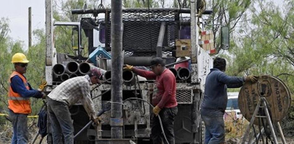 Personal de rescate participa en la operación para llegar a 10 mineros que han estado atrapados en una mina de carbón en México. Foto: AFP.