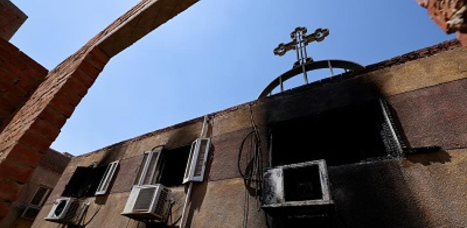 Daños en la iglesia de Abu Sifin ubicada en el densamente poblado barrio de Imbaba al oeste del río Nilo, parte de la gobernación de Giza. Foto: AFP.