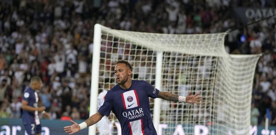 Neymar, del PSG, reacciona luego de anotar uno de sus goles en el partido frente al Montpellier en la Liga de primera división del fútbol de Francia.