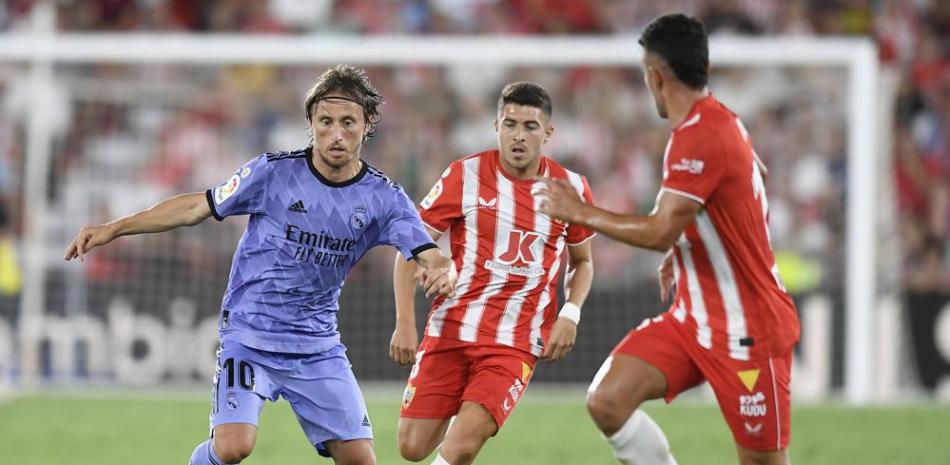 Luka Modric, izquierda, del Real Madrid, controla el balón en duelo de La Liga ante Almería, en Almería, España.
