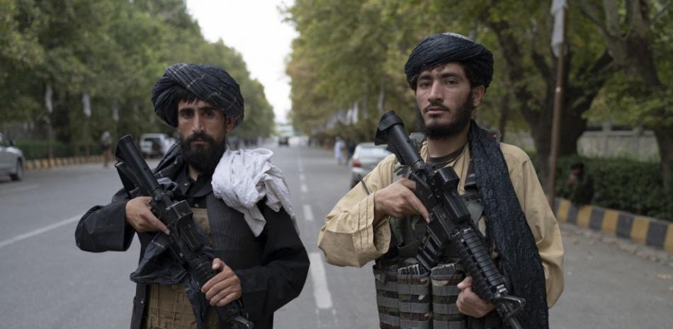 Los combatientes talibanes montan guardia después de una reunión a la que asistieron el primer ministro de Afganistán, Mohammad Hassan Akhund, y el ministro de Promoción de la Virtud y Prevención del vicejeque Mohammad Khalid en el antiguo palacio presidencial de Kabul el 13 de agosto de 2022. Wakil KOHSAR / AFP