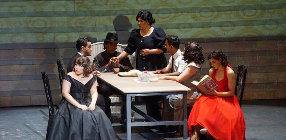 Escena del musical "Mariposas de acero", que se presentó en el Teatro Nacional.