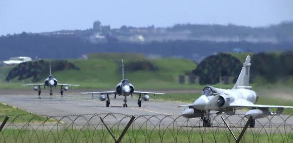 Cazas Mirage de la Fuerza Aérea de Taiwán se desplazan sobre la pista de una base, el viernes 5 de agosto de 2022, en Hsinchu, Taiwán. AP