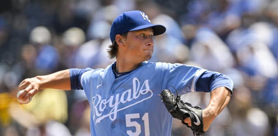 Brady Singer, de los Reales, lanza frente a los Dodgers de Los Angeles, en la primrea entrada del partido del dominto en Kansas City.