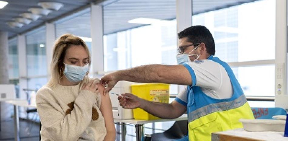 Una mujer es vacunada contra el Covid-19, en Madrid, (España). Foto: Europa press.