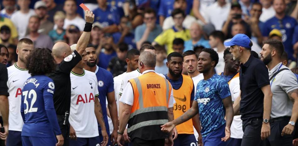 El árbitro Anthony Taylor expulsa al técnico de Chelsea Thomas Tuchel al final del partido contra Tottenham Hotspur por la Liga Premier.
