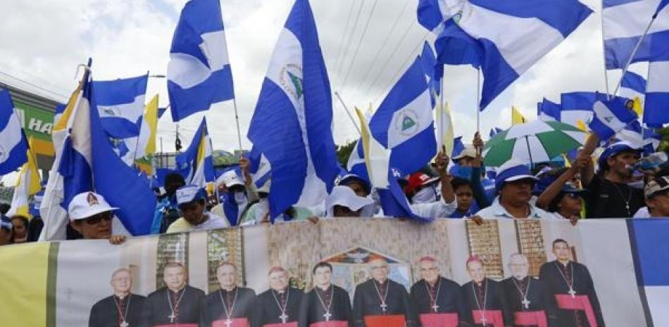 Católicos apoyan una marcha en Managua.  AP