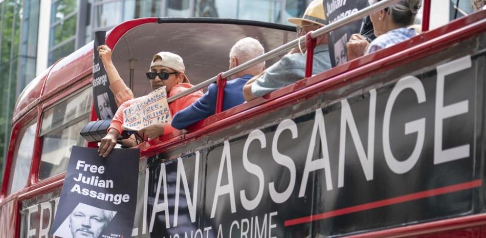 Seguidores del fundador de Wikileaks, Julian Assange, protestan frente al Ministerio del Interior en Londres, el viernes 1 de julio de 2022, para pedir su liberación de la prisión y conmemorar su 51 cumpleaños. AP