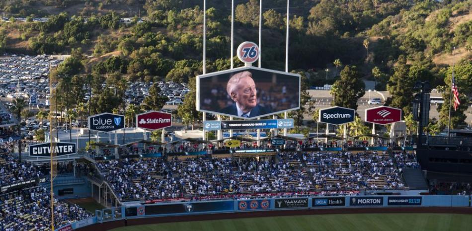 La pantalla gigante del Dodger Stadium muestra la imagen del fallecido locutor Vin Scully durante un homenaje previo al juego contra los Padres de San Diego.