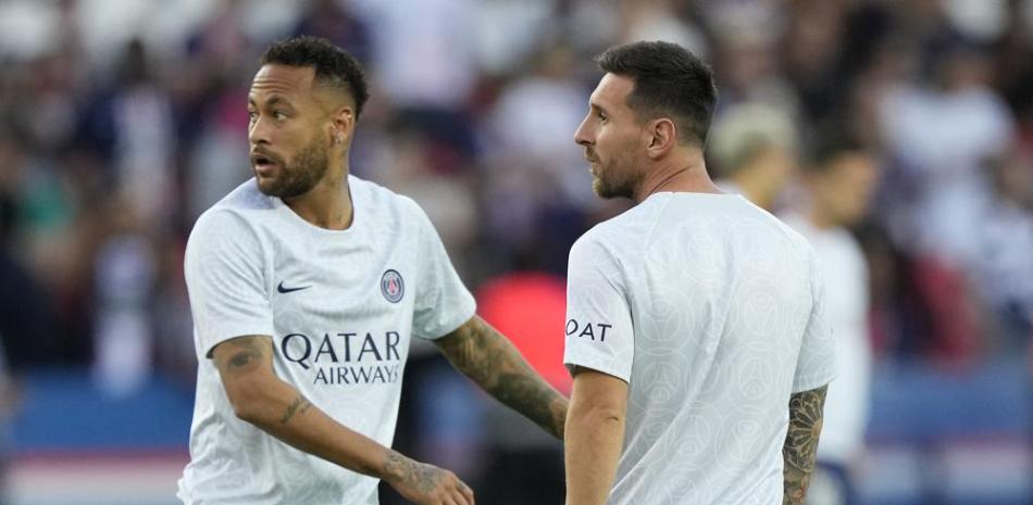 Lionel Messi (derecha) y Neymar del Paris Saint-German durante el calentamiento previo a un partido de la liga francesa contra Montpellier.
