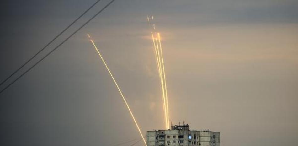 Cohetes rusos trazan líneas en el cielo el 15 de agosto de 2022 al ser disparados desde Belgorod, Rusia, contra suelo ucraniano. Ucrania dice que ayer repelió más de una docena de ataques rusos. AP