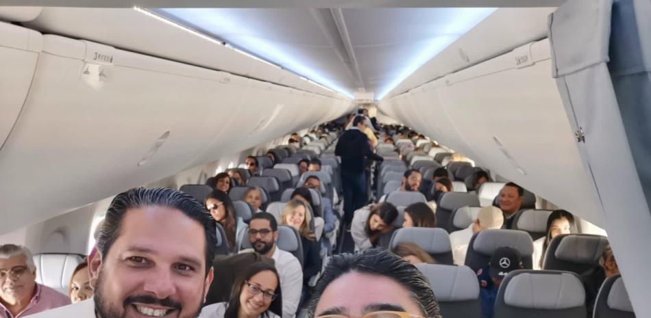 Integrantes de La Peña por un Mejor País disfrutan el vuelo.
