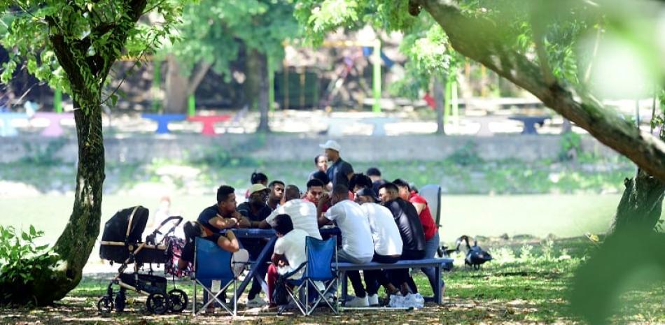 Las personas se congregaron en familia para disfrutar del ambiente al aire libre en el parque Mirador Sur y otros espacios. José Alberto Maldonado